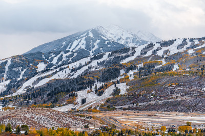 美国科罗拉多州阿斯彭市，在落基山脉有酪乳滑雪场，在咆哮的叉谷有暴风雨云和小型机场跑道