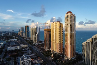 海景日落鸟瞰图。阳光群岛海滩，迈阿密，美国。伟大的景观。假期旅行。热带旅行。