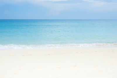 泰国普吉岛海滩上的蓝色海浪