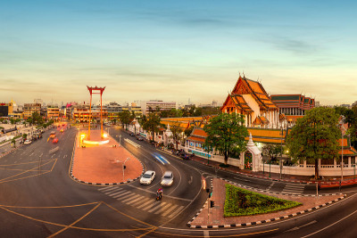 黄昏时分，曼谷的巨型秋千和Wat Suthat Thepwararam