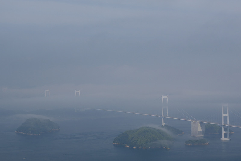 黑岛海峡大桥的一座晨雾