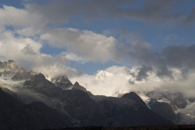 白雪覆盖的高山、高山草甸和当地的山区居民点