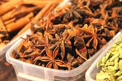在一个食品广场的柜台上，塑料容器里装着芳香的肉桂。香料和香料的特写