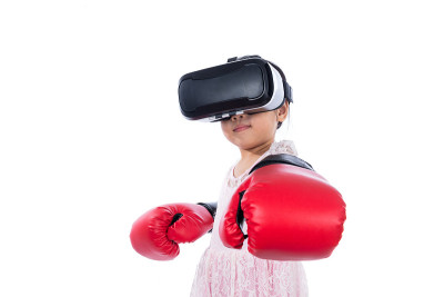 亚洲华人小女孩体验虚拟现实与boxi