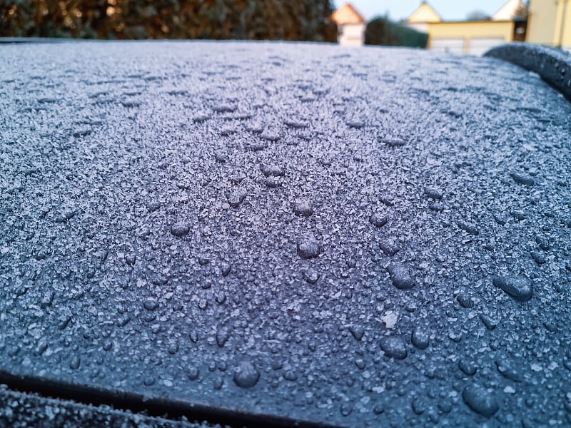 雨后结冰的汽车