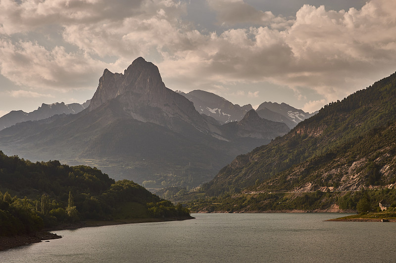 salent de的Lanuza水库全景Gállego。加利西亚的河。比利牛斯山脉。Huesca。阿