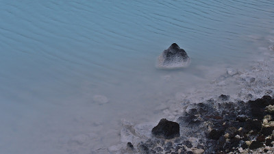 冰岛雷克雅尼斯半岛格林达维克蓝礁湖附近，游泳池的特写，蓝色的热水和黑色的熔岩和白色的矿藏。