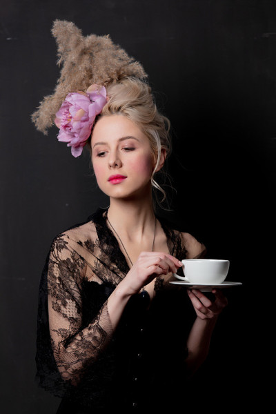 漂亮的金发女伯爵，喝着茶