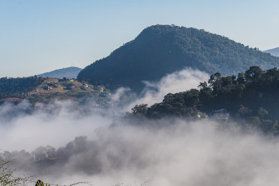 黎明时分，伊泰巴瓦的群山和丘陵上有很多雾，Petrópolis。巴西里约热内卢山区。鸟瞰图。有选择性