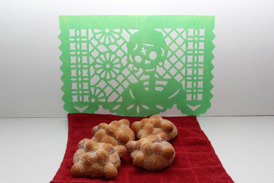 今年11月，在墨西哥，人们用剪纸做成骷髅头形状、咖啡和蜡烛来庆祝“逝者节”，新鲜、松软、美味、含糖的