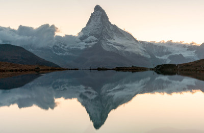斯特利斯湖的全景夜景与马特霍恩维诺峰在背景。令人印象深刻的秋天景色瑞士阿尔卑斯山，泽马特度假村，瑞士