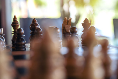 一个木制的象棋在棋盘上的特写图像