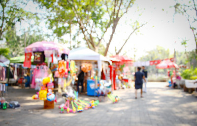 模糊的跳蚤市场，很多
的玩具。不同的物品摆放在地上待售