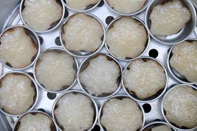 一种用篮子装在托盘里蒸熟的中国甜食或中国新年，椰子和香兰年糕。中国甜点是一种由糯米制成并食用的食物。