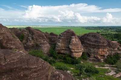 红粘土峡谷圆顶景观和绿色植物