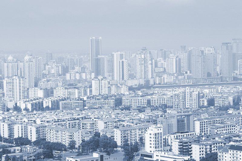 绵阳，中国，城市全景与蓝天