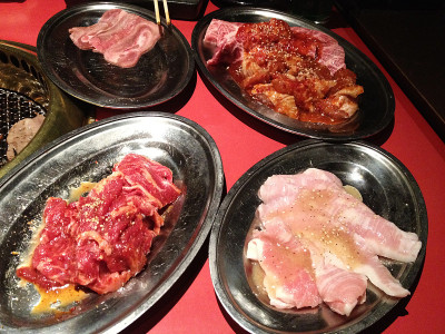日本烧肉的生牛肉和猪肉