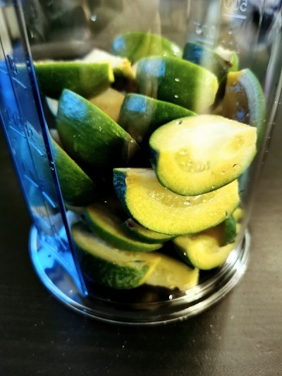 在透明的搅拌机碗中切成四分之一的Feijoa