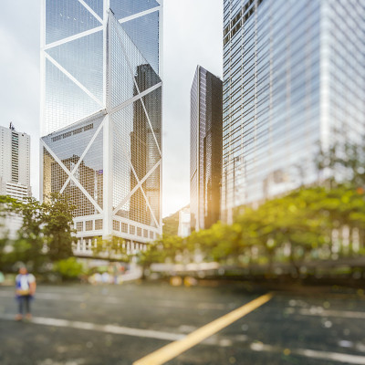 阳光明媚的香港现代摩天大楼