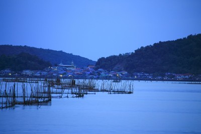 渔网在海边，日落时分在乡村