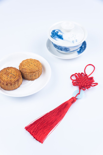月饼和中国结摆放在茶具上
