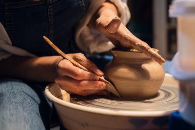 在陶艺学校里上课，雕刻一个锅，合图