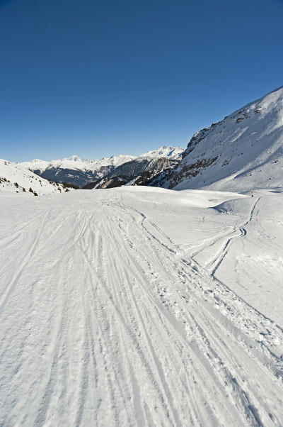 俯瞰高山滑雪胜地的滑雪道