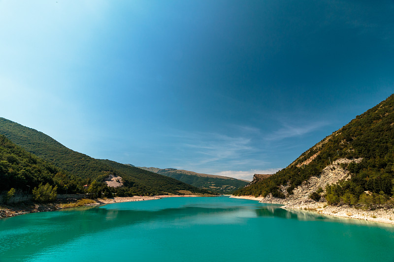 意大利马凯，腓骨湖全景