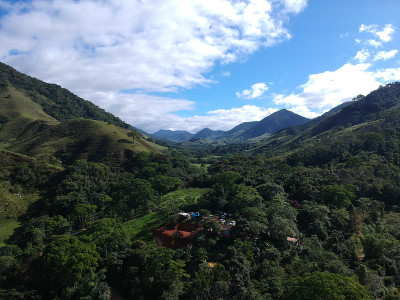 鸟瞰图的自然萨那，Macaé，里约热内卢的山区。无人驾驶飞机的照片。