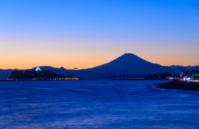 黄昏中的Enoshima和富士山