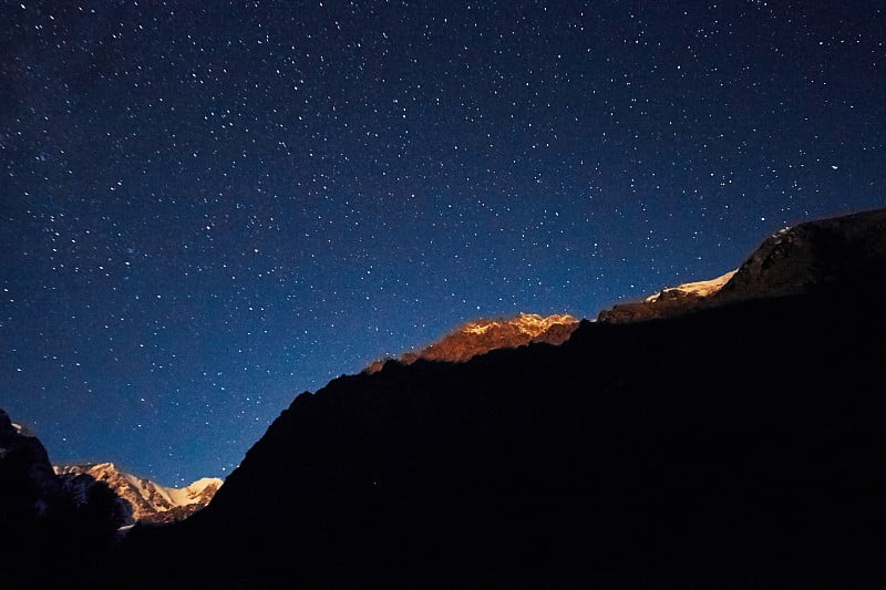 山上的夜空。银河系。头顶上有数百万颗星星。穿越阿尔泰山脉