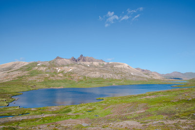 冰岛的Gaesavatn湖和Borgarfjordur和Breidavik山脉