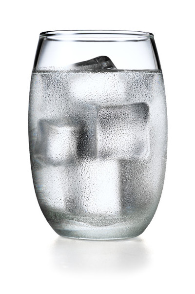 白底上有冰的水杯