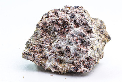 铬铁矿，一种属于尖晶石群的矿物氧化物，含有镁、铁和铝