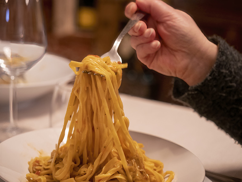 手工制作的意大利面叫做tagliolini，里面有肌肉和虾