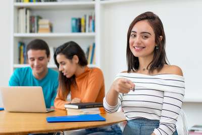 德国女学生与一组计算机科学学生