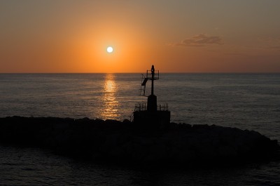 灯塔和夕阳的背景