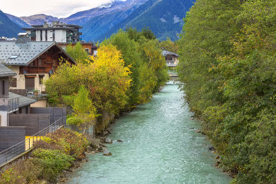 河流和房屋，在Chamonix，法国。