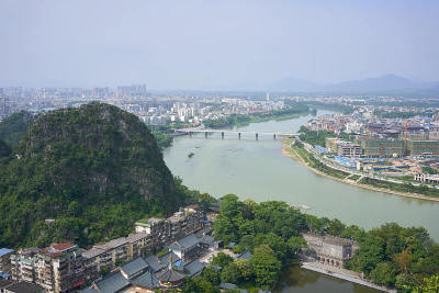 桂林城市景观从高山上在背景中国风景