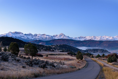 日出在积雪覆盖的圣胡安山附近Ridgway科罗拉多州