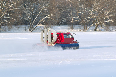 救援中心的雪地摩托正在执勤