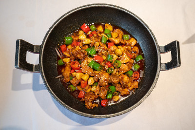 美味的铁锅辣味炸鸡