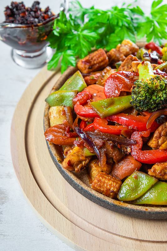 炖菜与肉在盘子上近距离垂直照片