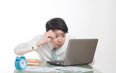 年轻人在办公室加班