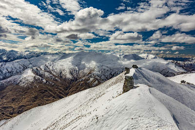 新西兰山全景和滑雪斜坡从皇冠峰滑雪胜地，皇后镇