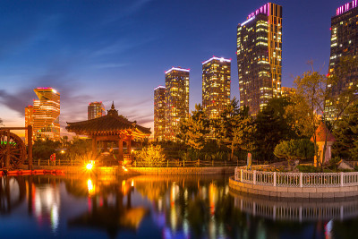 韩国仁川松岛国际商务区中央公园，汉城传统与现代建筑夜景。