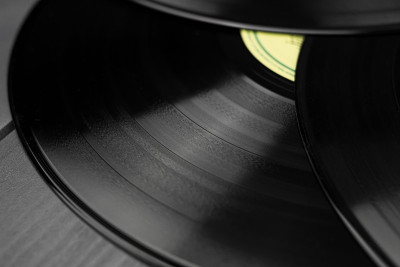 可以播放歌曲的层叠的光滑的黑胶唱片