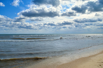 黎明背景下的海浪全景