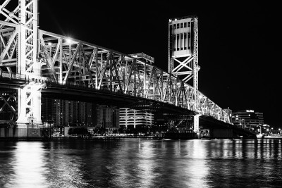 在佛罗里达州杰克逊维尔市的主街桥上拍摄的黑白夜景