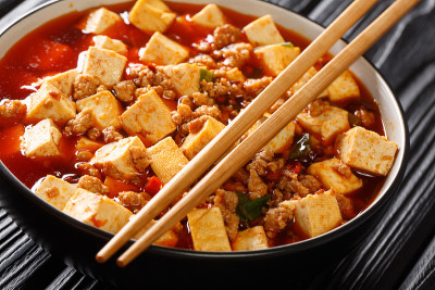 鲜嫩的麻婆豆腐用香辣酱汁烹制，配上肉末。水平